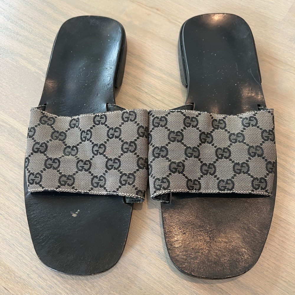 GUCCI
UNISEX: gucci canvas sandals black and white